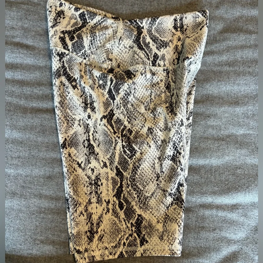 Alo High-Waist Snakeskin Vapor Short‎ - XS